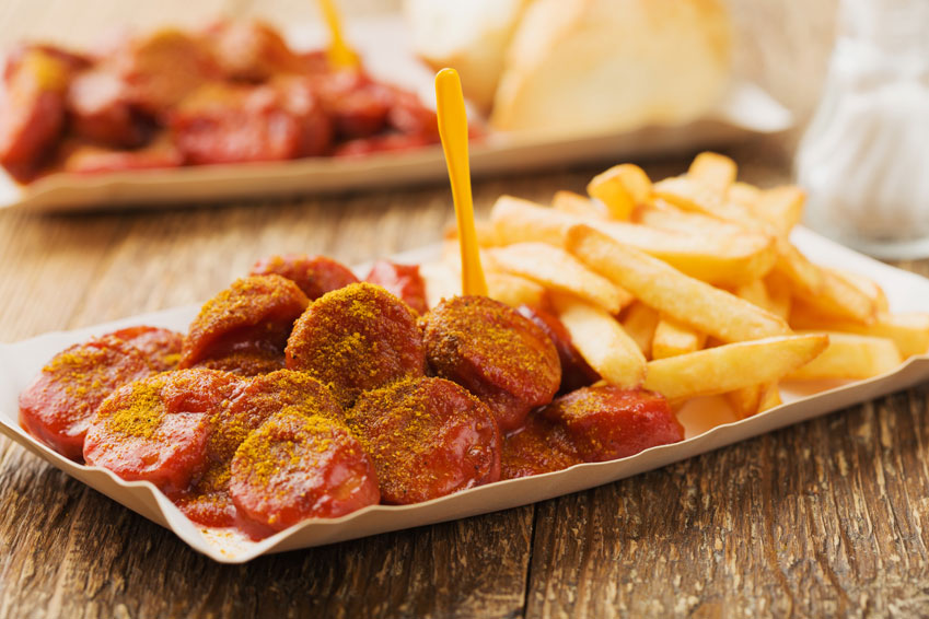 Currywurst Rot mit Pommes